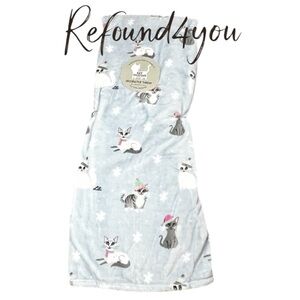 Berkshire - ‘Winter Cats - pale blue’ Plush Throw. 60” x 70”. NWT. Firm!